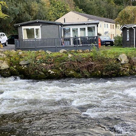 Stunning 3 Bed Riverside Cabin In Snowdonia Caeathro Luaran gambar