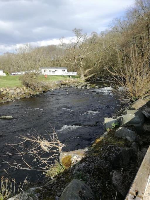 Stunning 3 Bed Riverside Cabin In Snowdonia Caeathro Luaran gambar