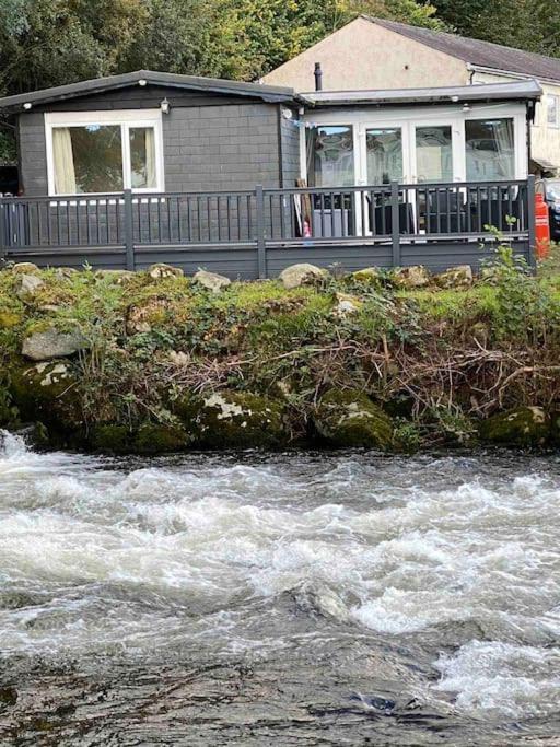 Stunning 3 Bed Riverside Cabin In Snowdonia Caeathro Luaran gambar