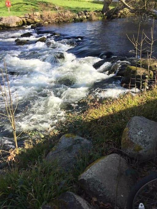 Stunning 3 Bed Riverside Cabin In Snowdonia Caeathro Luaran gambar
