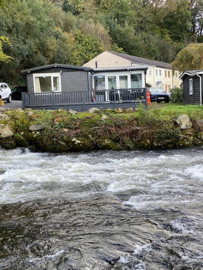 Stunning 3 Bed Riverside Cabin In Snowdonia Caeathro Luaran gambar