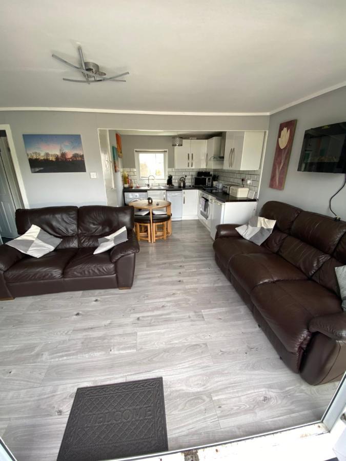 Stunning 3 Bed Riverside Cabin In Snowdonia Caeathro Luaran gambar