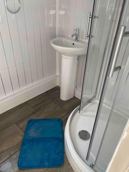 Stunning 3 Bed Riverside Cabin In Snowdonia Caeathro Luaran gambar