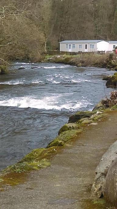 Stunning 3 Bed Riverside Cabin In Snowdonia Caeathro Luaran gambar