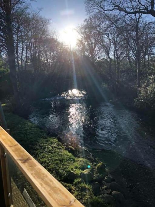 Stunning 3 Bed Riverside Cabin In Snowdonia Caeathro Luaran gambar