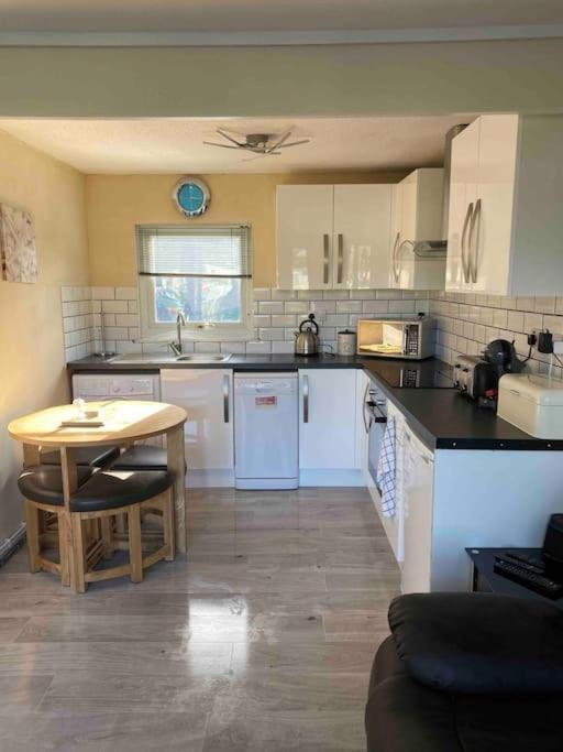 Stunning 3 Bed Riverside Cabin In Snowdonia Caeathro Luaran gambar