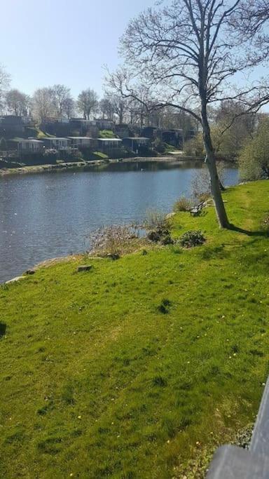 Stunning 3 Bed Riverside Cabin In Snowdonia Caeathro Luaran gambar