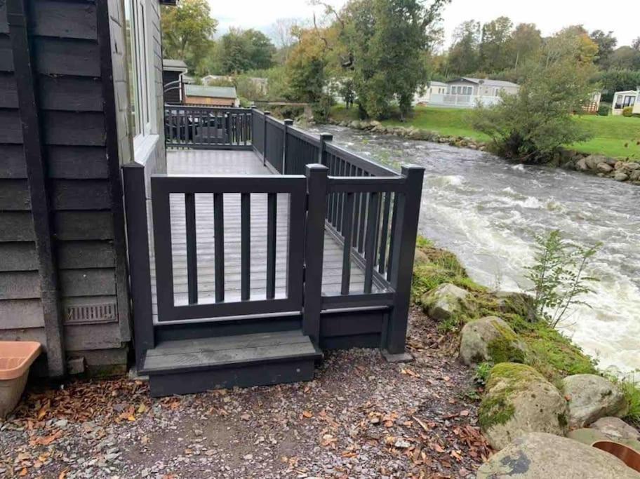Stunning 3 Bed Riverside Cabin In Snowdonia Caeathro Luaran gambar