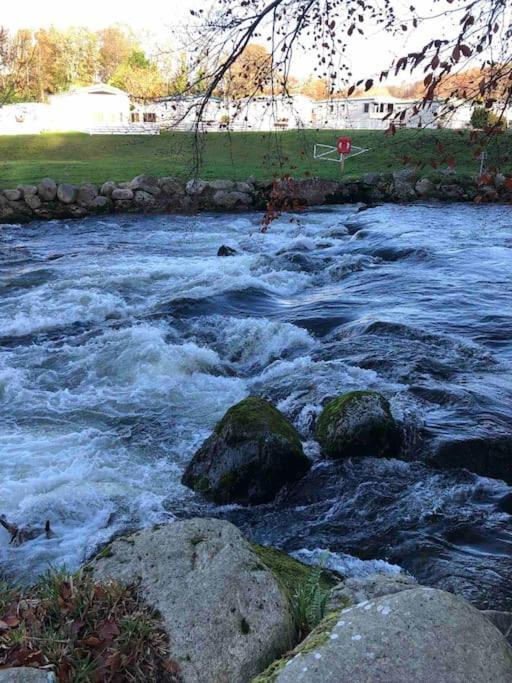 Stunning 3 Bed Riverside Cabin In Snowdonia Caeathro Luaran gambar