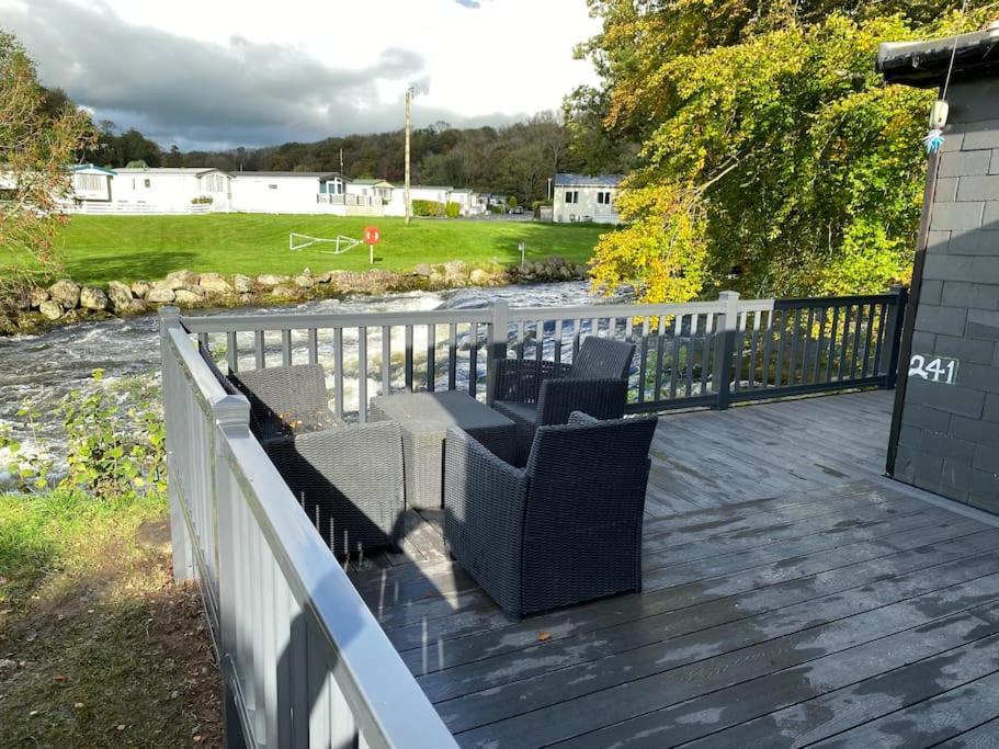 Stunning 3 Bed Riverside Cabin In Snowdonia Caeathro Luaran gambar
