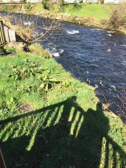 Stunning 3 Bed Riverside Cabin In Snowdonia Caeathro Luaran gambar