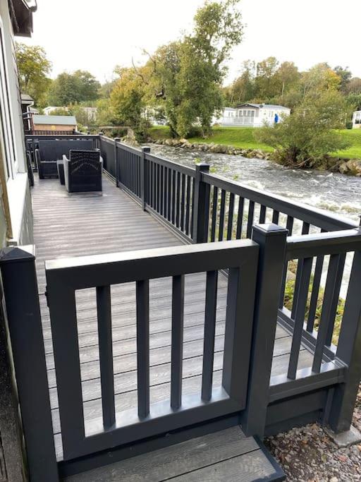 Stunning 3 Bed Riverside Cabin In Snowdonia Caeathro Luaran gambar