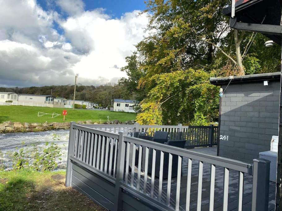 Stunning 3 Bed Riverside Cabin In Snowdonia Caeathro Luaran gambar